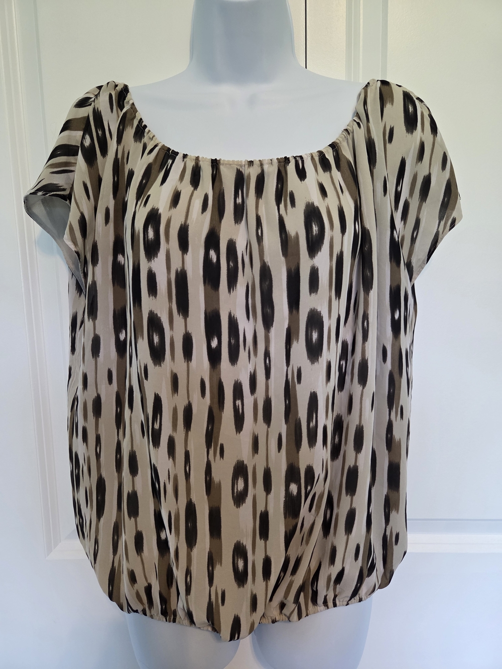 Vince Camuto Taupe and Black Abstract Print Short Sleeve Blouse